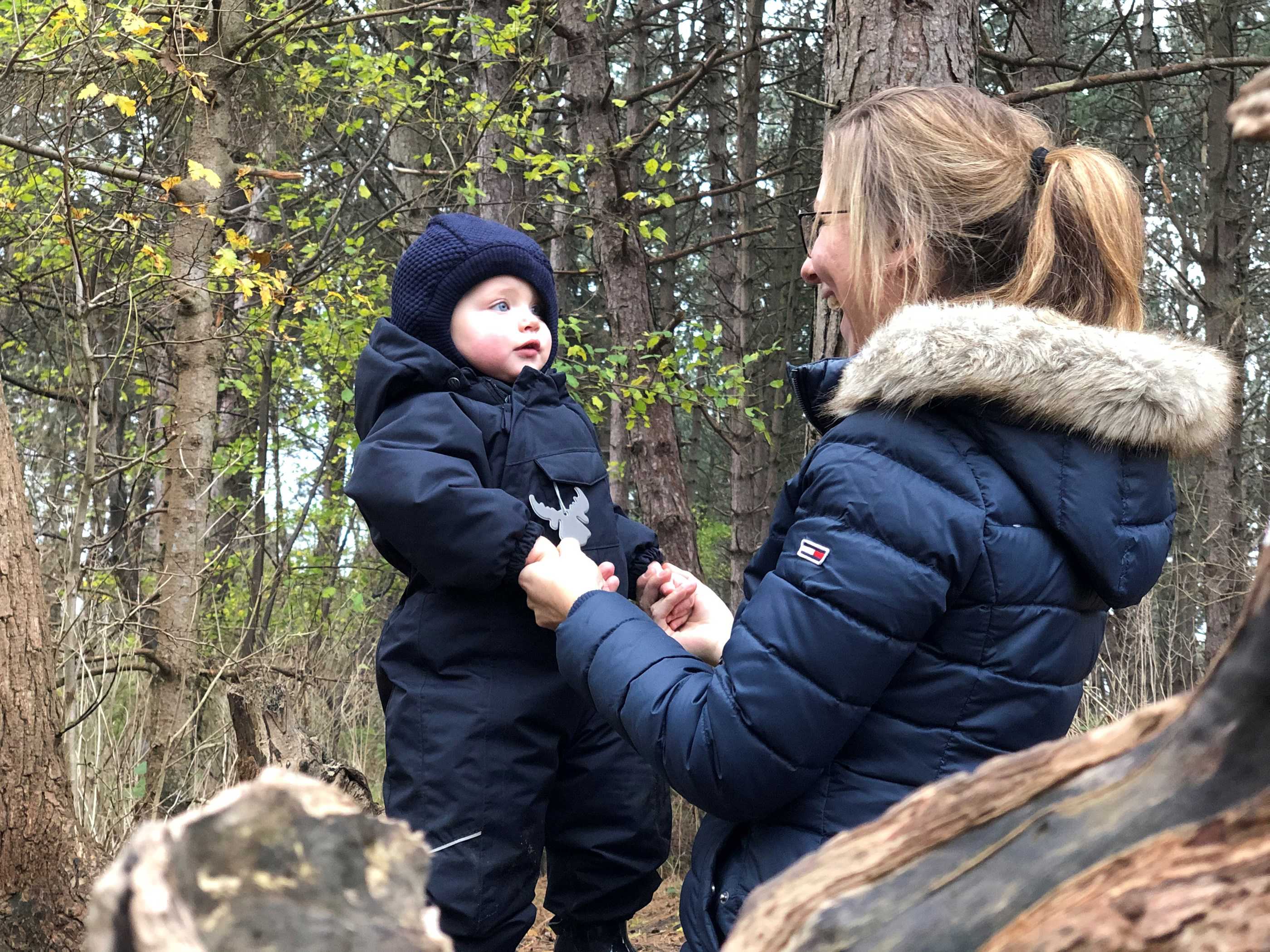 Voksen der leger med barn i skov