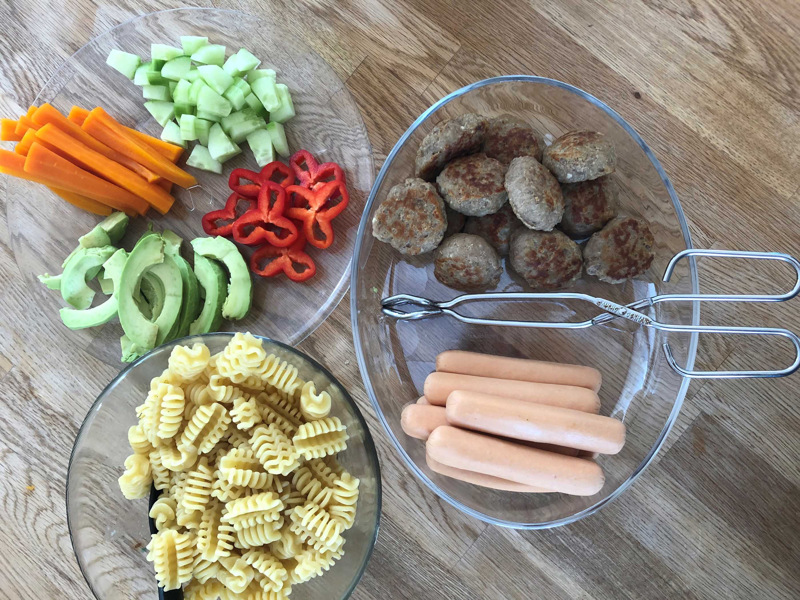 Pasta, grøntsager og kød