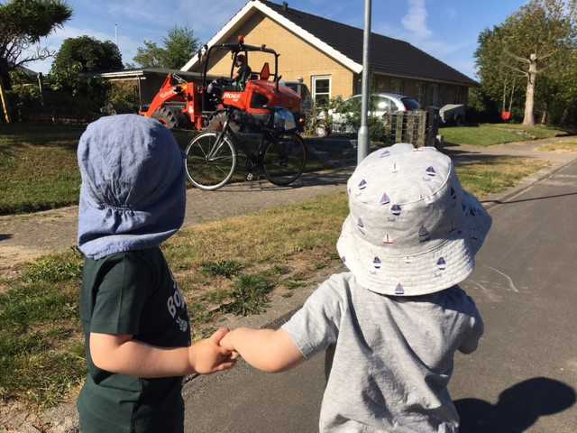 To børn ser på en stor traktor